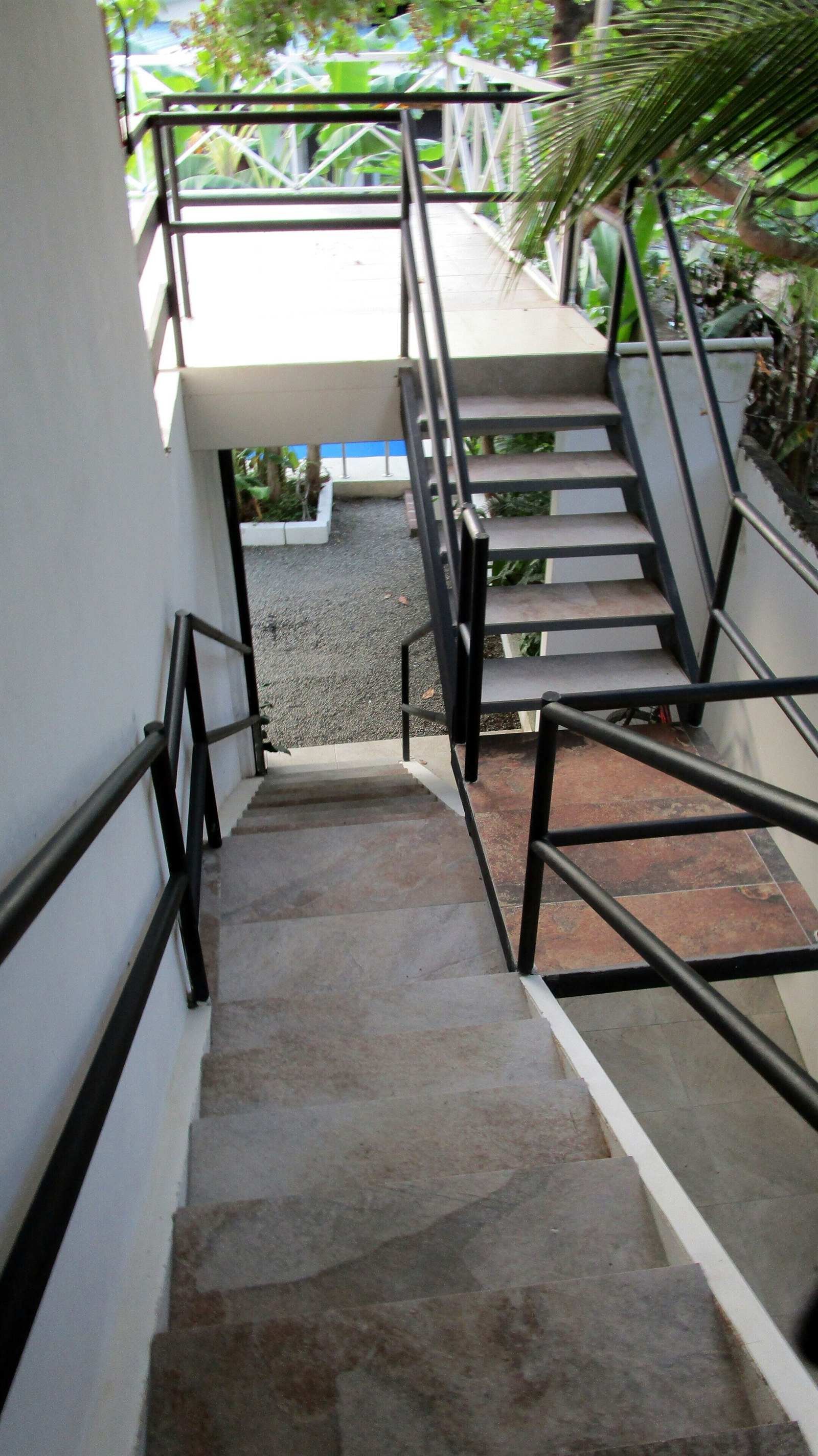 Hotel Sueño Tranquilo: metal staircase leading to the upper floor