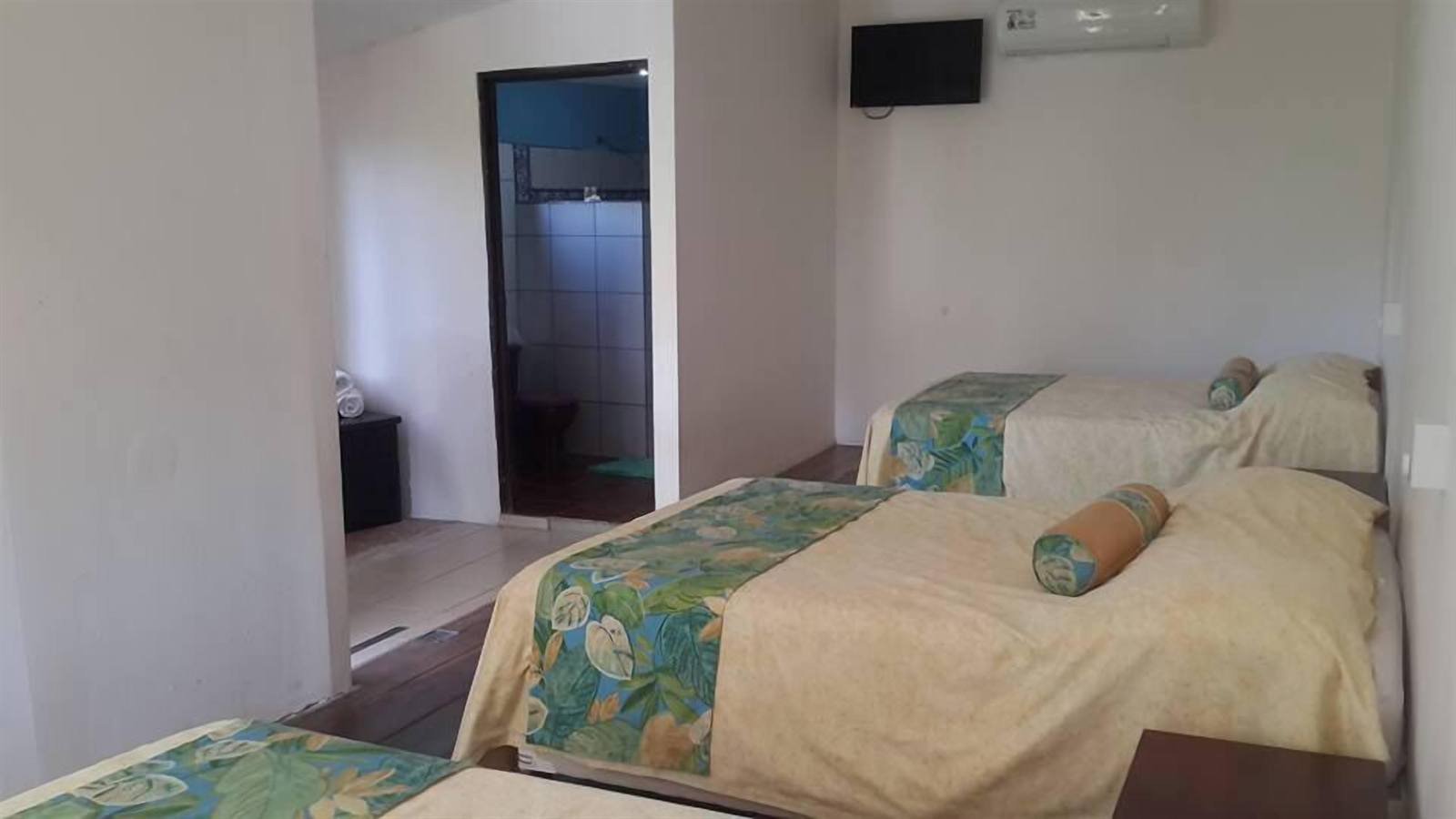 Hotel Sueño Tranquilo: room with two beds and a wall-mounted TV
