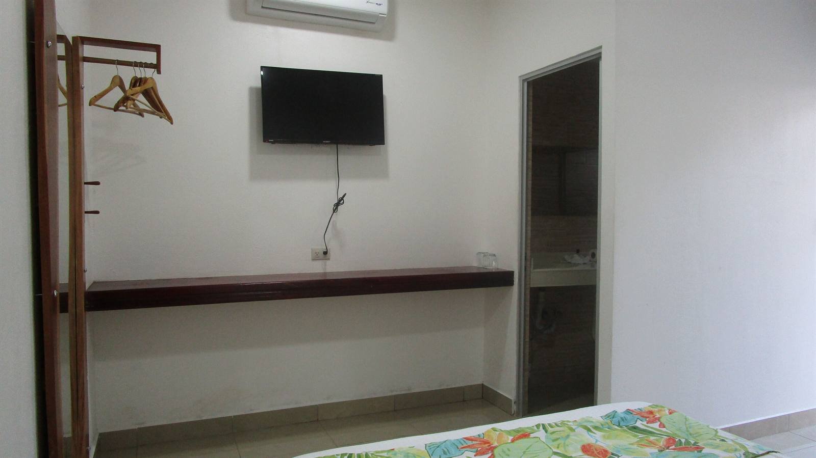 Hotel Sueño Tranquilo: bedroom with a double bed and wall-mounted TV