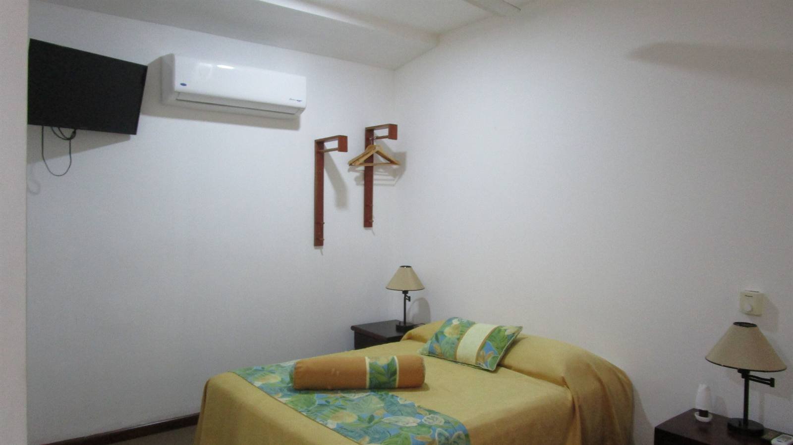 Hotel Sueño Tranquilo: room with a bed and nightstand