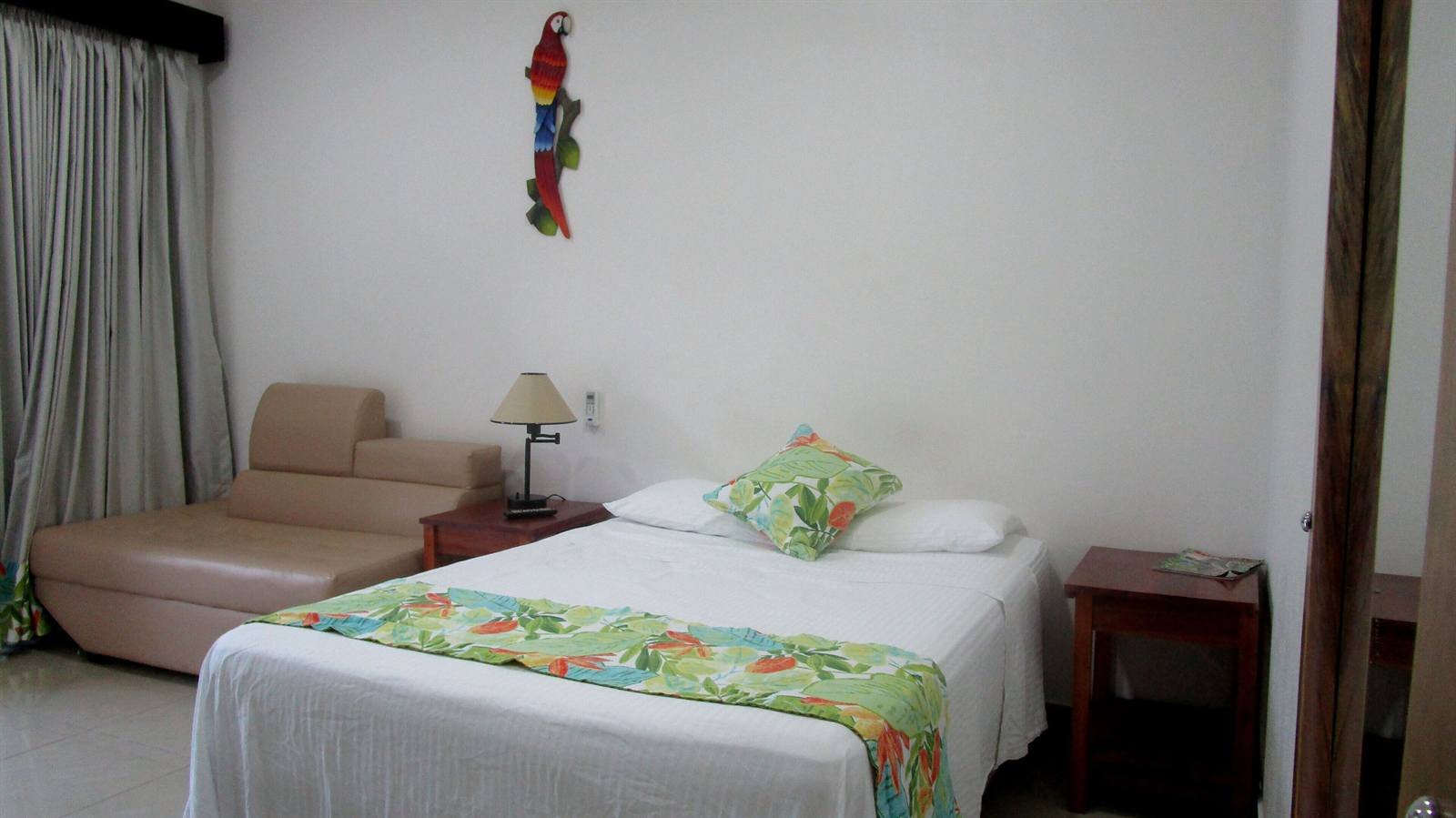 Hotel Sueño Tranquilo: guest room with bed and chair
