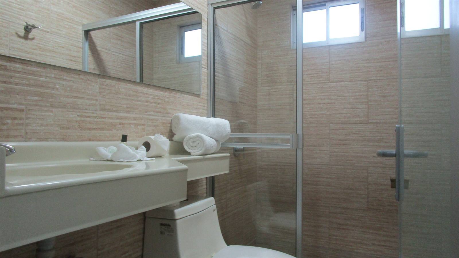 Hotel Sueño Tranquilo: bathroom with glass shower