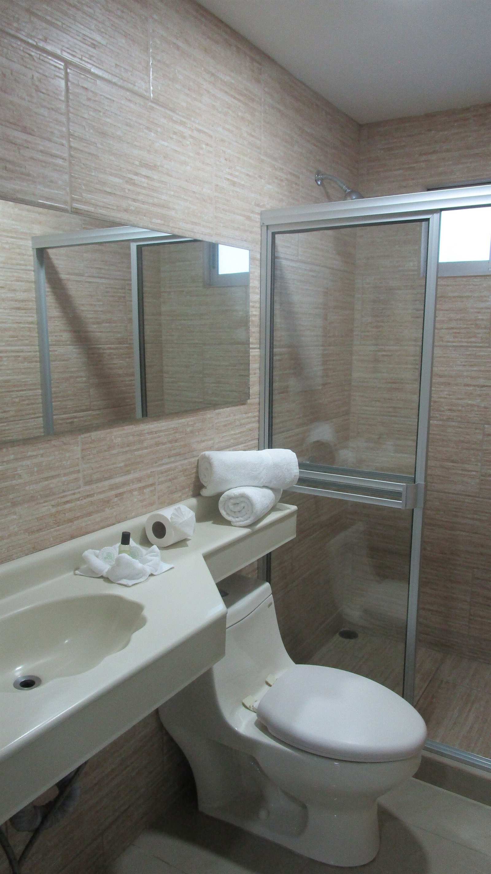 Hotel Sueño Tranquilo: private bathroom with shower